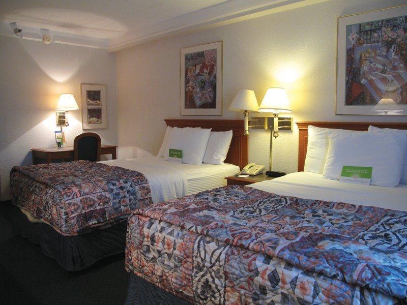 Super 8 By Wyndham Savannah Oda fotoğraf